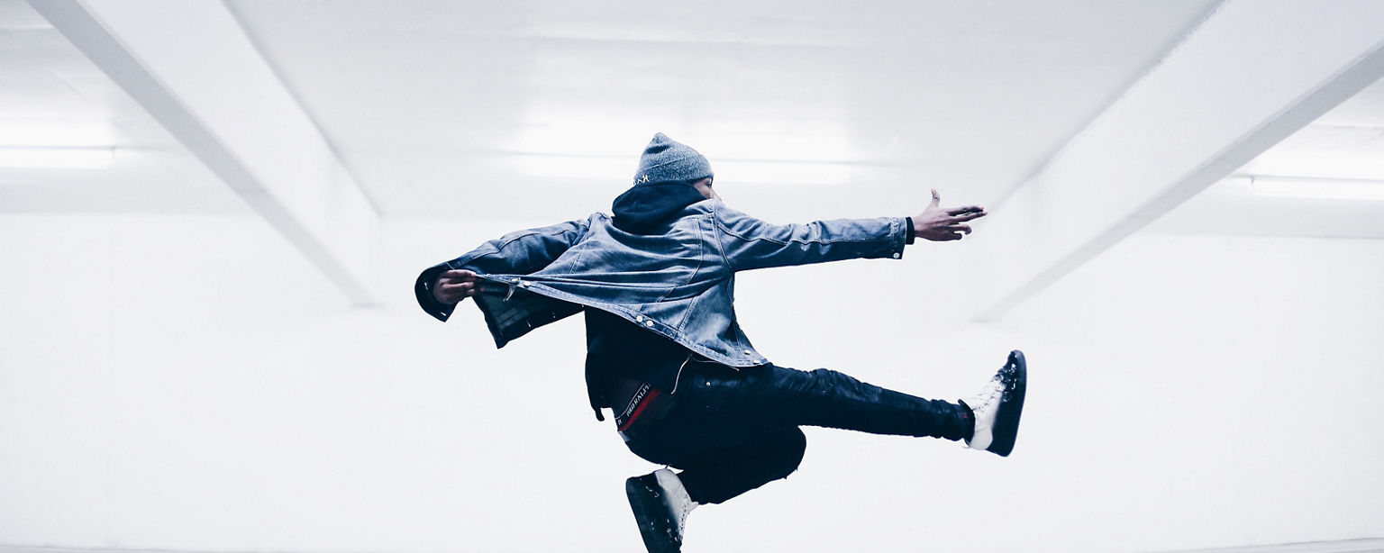 Ein Mann zeigt Breakdance